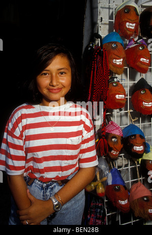 1, 1, mexikanische Frau, Augenkontakt, Vorderansicht, Porträt, Anbieter, Ki Huic Markt, Cancun, Quintana Roo, Yucatan, Mexiko Stockfoto