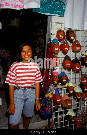 Mexikanische Frau Anbieter verkaufen coconut Masken Ki Huic Markt in der Innenstadt von Cancun, Quintana Roo, in Halbinsel Yucatan in Mexiko Stockfoto