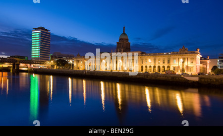 Das Custom House Quay in Dublin bei Nacht. Die Fenster der Liberty Hall Leuchten mit LED-Beleuchtung. Stockfoto