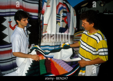 Mexikanische Mann, Verkäufer verkaufen Decke, Tourist, Ki Huic Markt, Stadt von Cancún, Quintana Roo Zustand, Halbinsel Yucatan, Mexiko Stockfoto