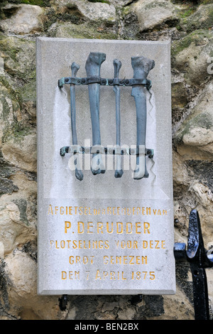 Deformierte Knochen von Pieter De Ruder an der Lourdes-Grotte, Wallfahrtsort Oostakker-Lourdes, Ost-Flandern, Belgien Stockfoto