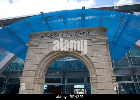 alte historische Bogen und neue negative Energie Gebäude amerikanische Akademie Privatschule Larnaca Republik Zypern Europa Stockfoto