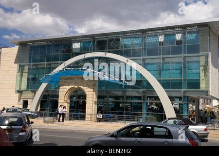 alte historische Bogen und neue negative Energie Gebäude amerikanische Akademie Privatschule Larnaca Republik Zypern Europa Stockfoto