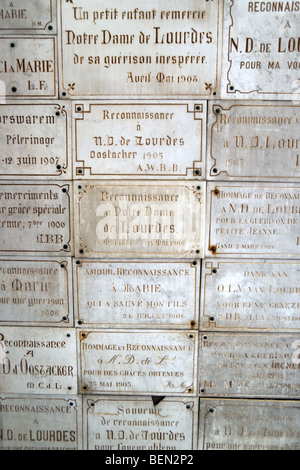 Votivgaben / Tabletten, Saint Mary an der Lourdes-Grotte, Wallfahrtsort Oostakker-Lourdes, Ost-Flandern, Belgien Stockfoto