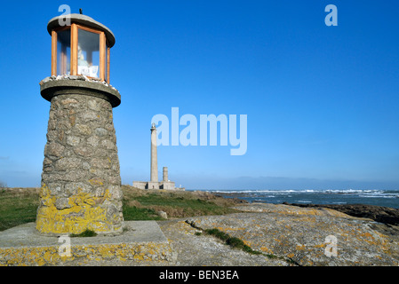 Fischers Schrein vor dem Leuchtturm Phare de Gatteville / Pointe de Barfleur Licht bei Sonnenuntergang, Normandie, Frankreich Stockfoto