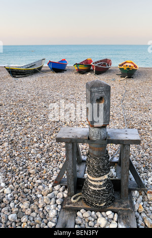 Alten Capstan und farbenfrohen traditionellen Caïques, hölzerne Fischerboote am Strand von Yport, Normandie, Côte d'Albâtre, Frankreich Stockfoto