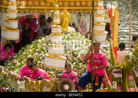 Massen werfen Lotusblumen auf eine Buddha-Statue auf dem Rap Bua Lotus werfen Festival in Thailand feiert das Ende der buddhistischen Stockfoto