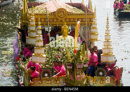 Massen werfen Lotusblumen auf eine Buddha-Statue auf dem Rap Bua Lotus werfen Festival in Thailand feiert das Ende der buddhistischen Stockfoto