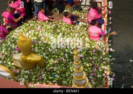 Massen werfen Lotusblumen auf eine Buddha-Statue auf dem Rap Bua Lotus werfen Festival in Thailand feiert das Ende der buddhistischen Stockfoto