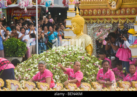 Massen werfen Lotusblumen auf eine Buddha-Statue auf dem Rap Bua Lotus werfen Festival in Thailand feiert das Ende der buddhistischen Stockfoto