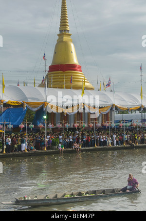 Massen werfen Lotusblumen auf eine Buddha-Statue auf dem Rap Bua Lotus werfen Festival in Thailand feiert das Ende der buddhistischen Stockfoto