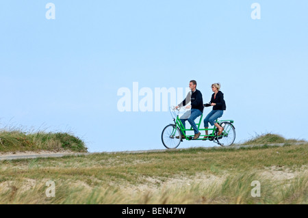 Paar-Reiten-Tandem-Fahrrad in den Dünen an der Nordseeküste Stockfoto