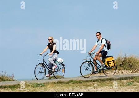 Paar von Radfahrern auf Fahrrädern in den Dünen an der Nordseeküste Stockfoto