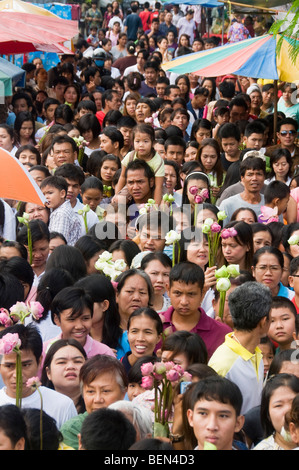 Menge mit Lotusblüten beim Rap Bua Lotus werfen Festival in Thailand feiert das Ende der buddhistischen Fastenzeit Stockfoto