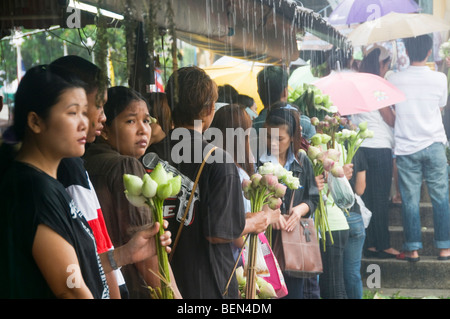 Menge mit Lotusblüten beim Rap Bua Lotus werfen Festival in Thailand feiert das Ende der buddhistischen Fastenzeit Stockfoto