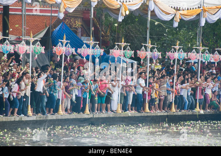 Menschenmenge wirft Lotusblüten beim Rap Bua Lotus werfen Festival in Thailand feiert das Ende der buddhistischen Fastenzeit Stockfoto