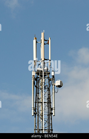 ein Handy-Mast vor blauem Himmel in einem Wohngebiet Stockfoto
