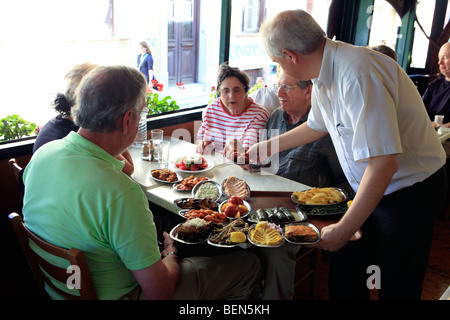 Europa Griechenland Athen Plaka ein Tablett mit griechischen Mezedes in der Sholarhio Taverne Stockfoto