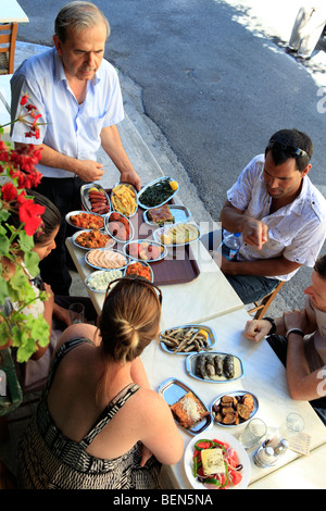 Europa Griechenland Athen Plaka ein Tablett mit griechischen Mezedes in der Sholarhio Taverne Stockfoto