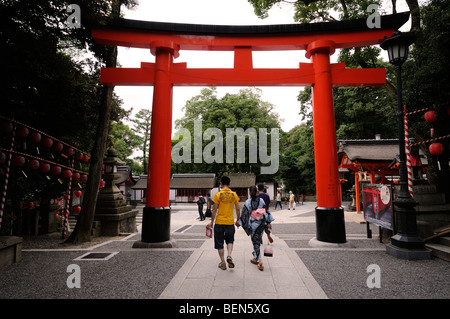 Torii führt zum Inneren Heiligtum (innere Seitenansicht). Main Hall-Komplex der Fushimi Inari-Taisha Schrein. Kyoto. Kansai. Japan Stockfoto