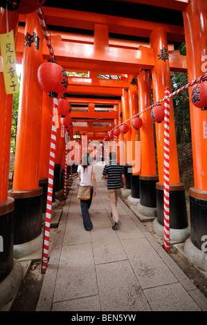 Torii Futter Wanderweg führt zum Inneren Heiligtum. Fushimi Inari-Taisha Schrein (aka Fushimi Inari). Kyoto. Kansai. Japan Stockfoto