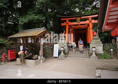 Einen Torii-Futter-Wanderweg führt auf den Inari-Berg beginnen. Inneren Heiligtum der Fushimi Inari-Taisha Schrein. Kyoto. Japan Stockfoto