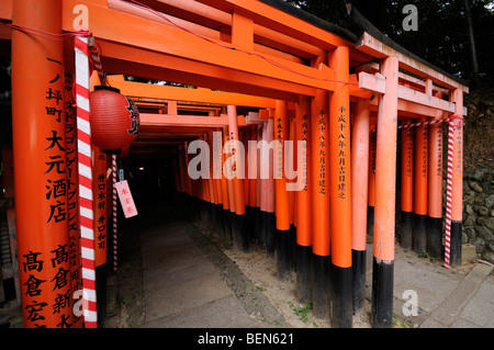 Doppelte Torii Futter Wanderweg führt zum inneren Schrein des Fushimi Inari-Taisha Schrein. Kyoto. Kansai. Japan Stockfoto