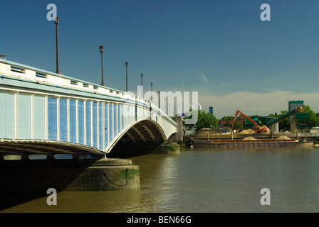 Landschaftsansicht Wandsworth Brücke über die Themse mit Zement arbeitet im Hintergrund Stockfoto