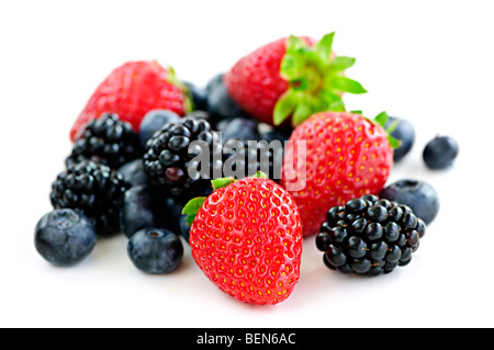 Nahaufnahme von sortierten frische Beeren isoliert auf weißem Hintergrund Stockfoto