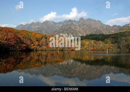 Kagami Ike (Mirror Lake), im Herbst mit Togakushi Berg im Hintergrund. Stockfoto