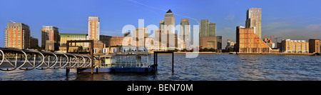 LONDON, Großbritannien - 27. SEPTEMBER 2009: Panoramablick auf die Skyline von Canary Wharf über dem Hilton Hotel Ferry Pier Stockfoto