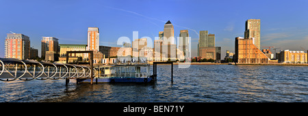 LONDON, Großbritannien - 27. SEPTEMBER 2009: Panoramablick auf die Skyline von Canary Wharf über dem Hilton Hotel Ferry Pier Stockfoto