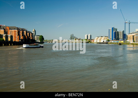 Die Themse in Wandsworth mit Battersea Eisenbahnbrücke am Horizont und eine Fähre auf der linken Seite der Brücke Stockfoto