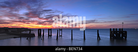 SOUTHEND-ON-SEA, ESSEX, Großbritannien - 29. SEPTEMBER 2009: Panoramablick auf den Old Jetty in Shoeburyness, Essex Stockfoto