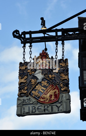 LONDON, Großbritannien - 10. OKTOBER 2009: Aufhängezeichen am Liberty Store im West End Stockfoto