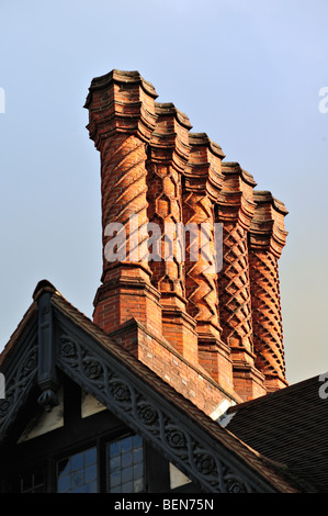 LONDON, Großbritannien - 10. OKTOBER 2009: Ornate Chimney Stack im Liberty Store im West End Stockfoto