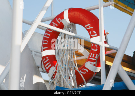 Rettungsring (Rettungsring) hängen auf dem Boot, Odessa, Ukraine, Oktober 2009 Stockfoto