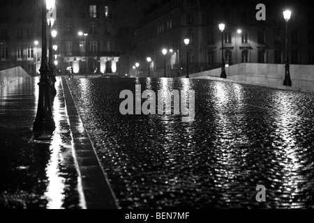 Regnerischen Nacht Straßenszene in Paris Stockfoto