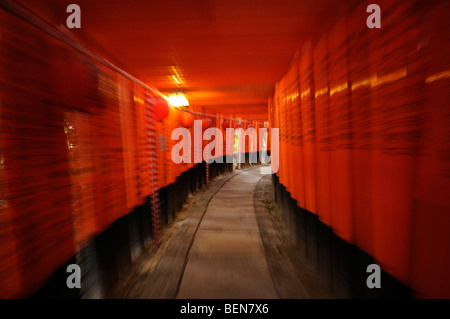 Torii Futter Wanderweg führt auf den Berg Inari, einmal das innere Heiligtum wurde zurückgelassen. Fushimi Inari Schrein. Kyoto Stockfoto