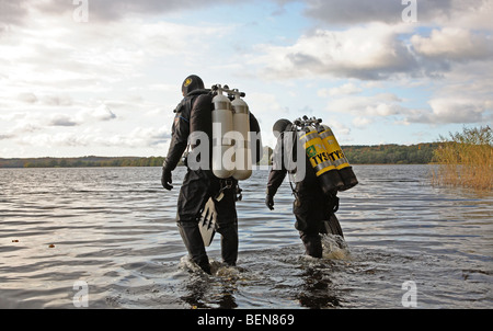 Zwei Taucher, die Vorbereitung eines Tauchgangs in Esrum See, Dänemark. Stockfoto