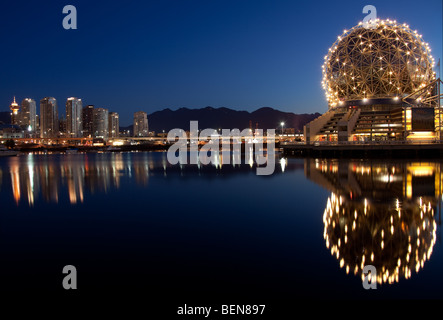 Skyline von Vancouver und World of Science in der Nacht von False Creek Stockfoto