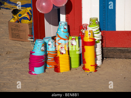 bunte Eimer vor Kiosk am Strand von Weymouth im Sommer Stockfoto