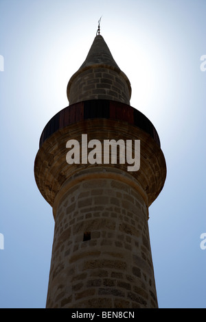 partielle Silhouette des Minaretts der kleinen 11. Jahrhundert Touzla Moschee in Larnaca Zypern Stockfoto