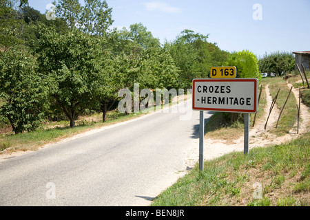 Schild am Eingang zum Dorf Crozes Hermitage, Vallée du Rhône, Frankreich Stockfoto