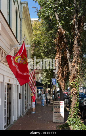 Geschäfte auf Caroline Street (die Hauptstraße) in der historischen Altstadt, Fredericksburg, Virginia, USA Stockfoto