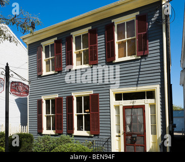 Schindeln Haus auf Caroline Street (die Hauptstraße) in der Altstadt, Fredericksburg, Virginia, USA Stockfoto