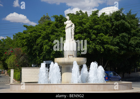 Replikat Statue der Artemis Paralia von Kition und Brunnen in einen Kreisverkehr an der Artemis Avenue in Larnaca Zypern Stockfoto