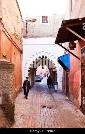 Frau gekleidet in traditionellen islamischen Kleid zu Fuß in den Souk von Marrakesch Medina, Marokko. Stockfoto