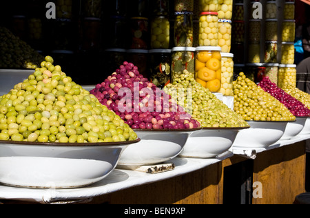 Marrakesch-Lebensmittelmarkt. Oliven zum Verkauf auf einem Straßenstand in der Medina. Marrakesch, Nordafrika Stockfoto