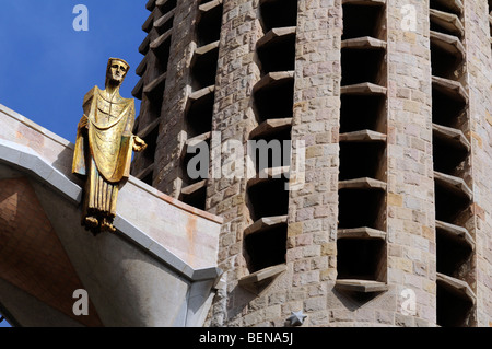 Nahaufnahme der Türme der Sagrada Familia, die unvollendete Kathedrale von Antoni Gaudi in Barcelona. Stockfoto